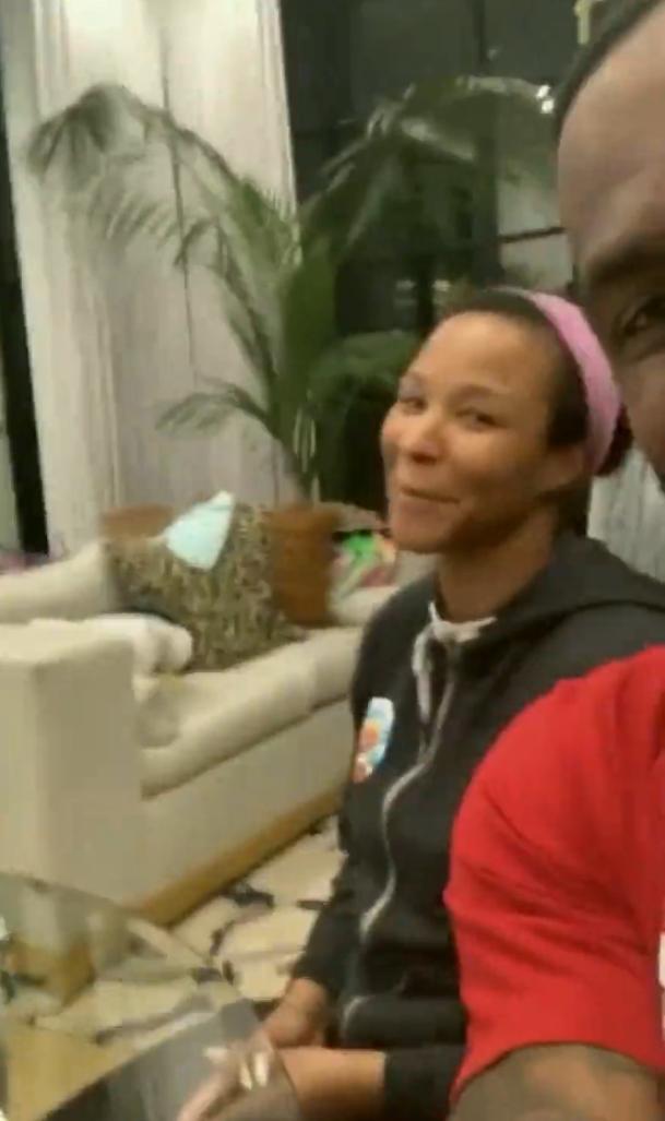 詹皇一家享用墨西哥大餐！老詹让喊玉米饼周二妻子嫌丢人躲身后