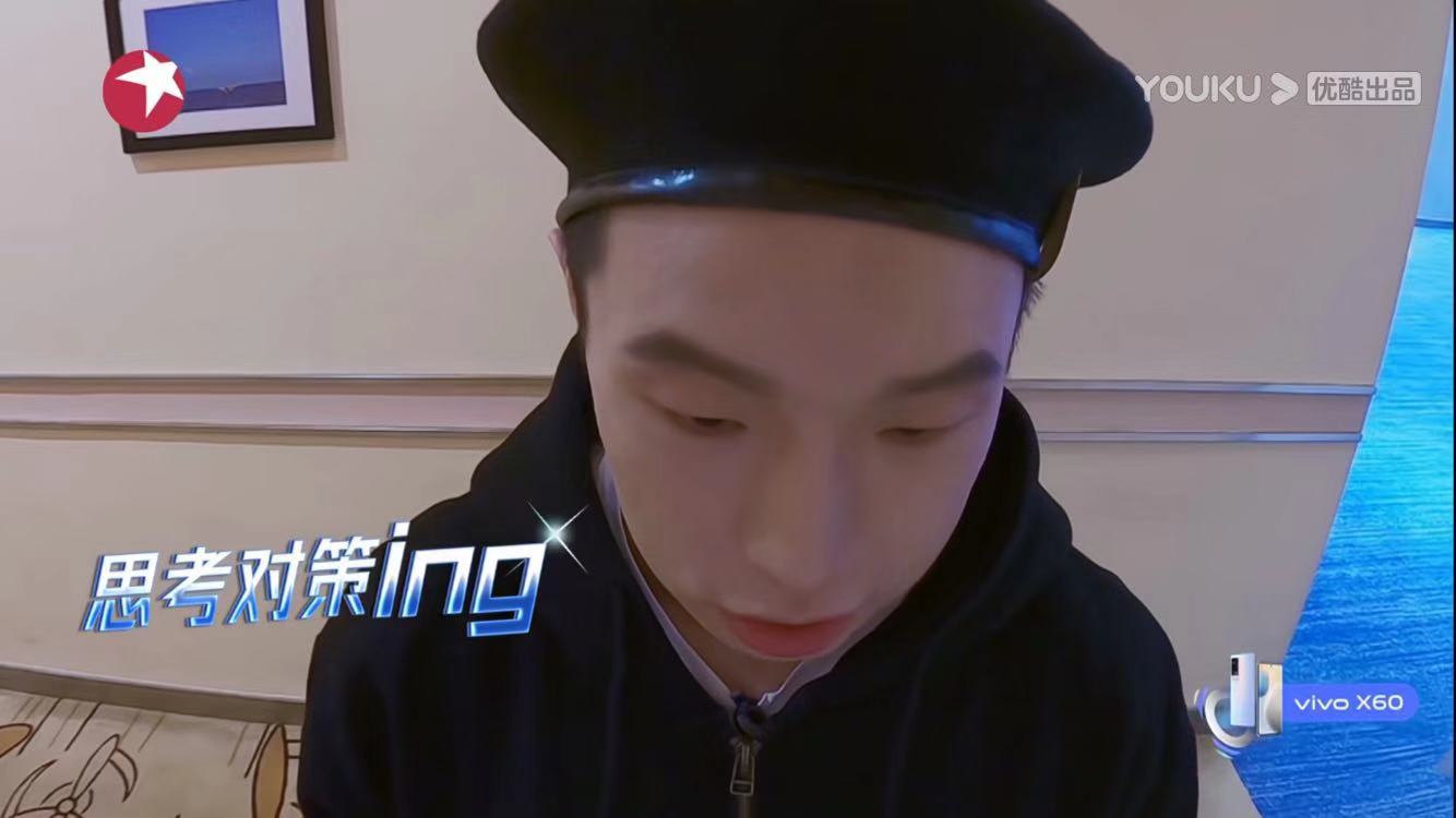 无颜、哑嗓、广场舞水平的搞笑担当烧老师凭啥得“小考”第一？