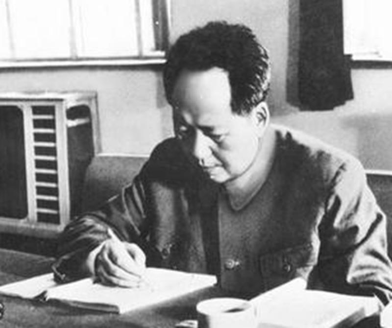 毛*东泽**时隔32年重回韶山,看到父母坟墓破烂不堪:不要修,就这样