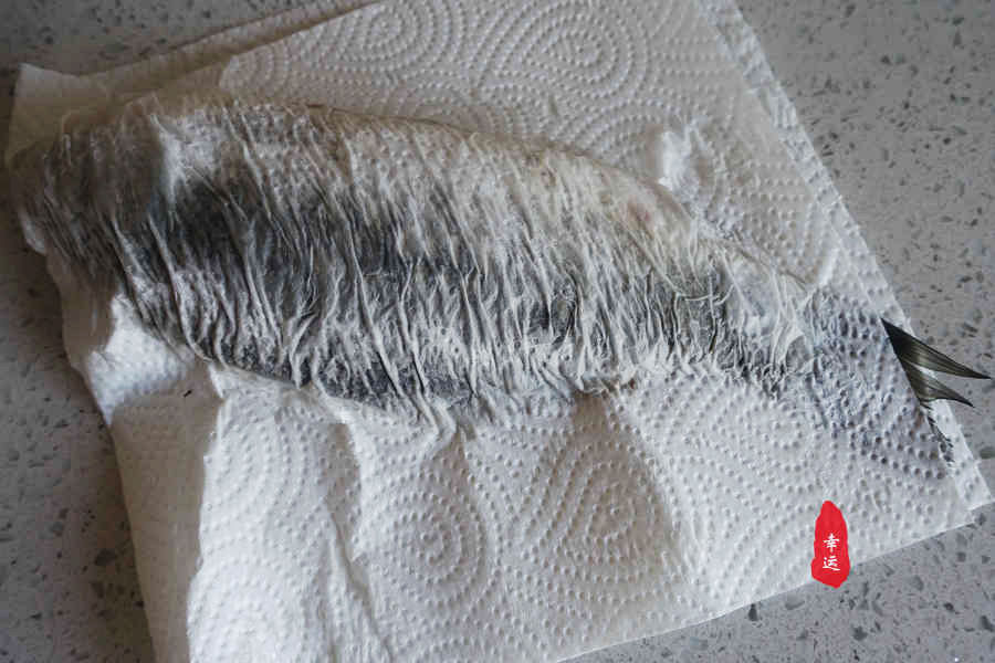 从高压锅中取出完整的酥鱼，真是不容易，它浑身酥软烂要轻拿轻放