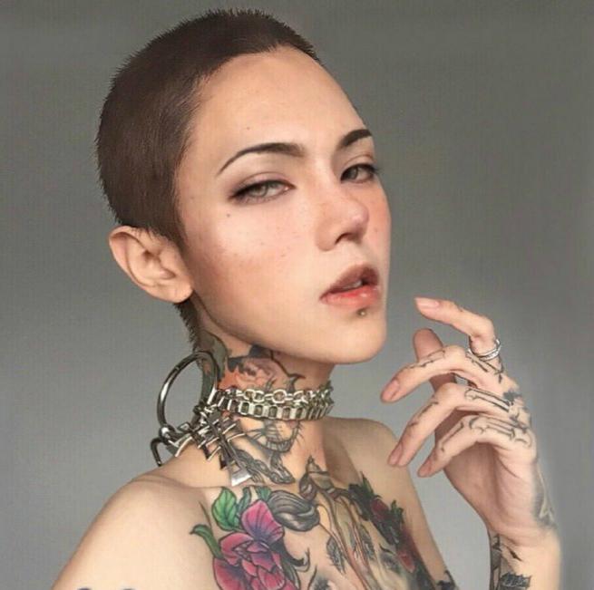 变装女神承认鼻子整歪，曝素颜照没辨识度，她扮梦露和精灵太逼真