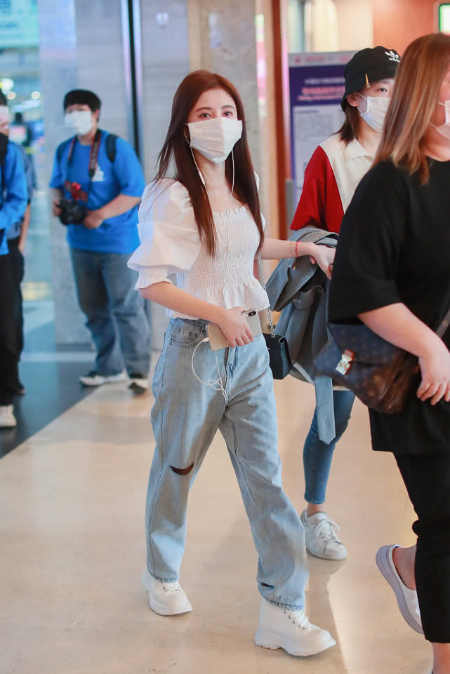 鞠婧祎露渣渣上衣造型,鞠婧祎简直是可爱到了极点的那种