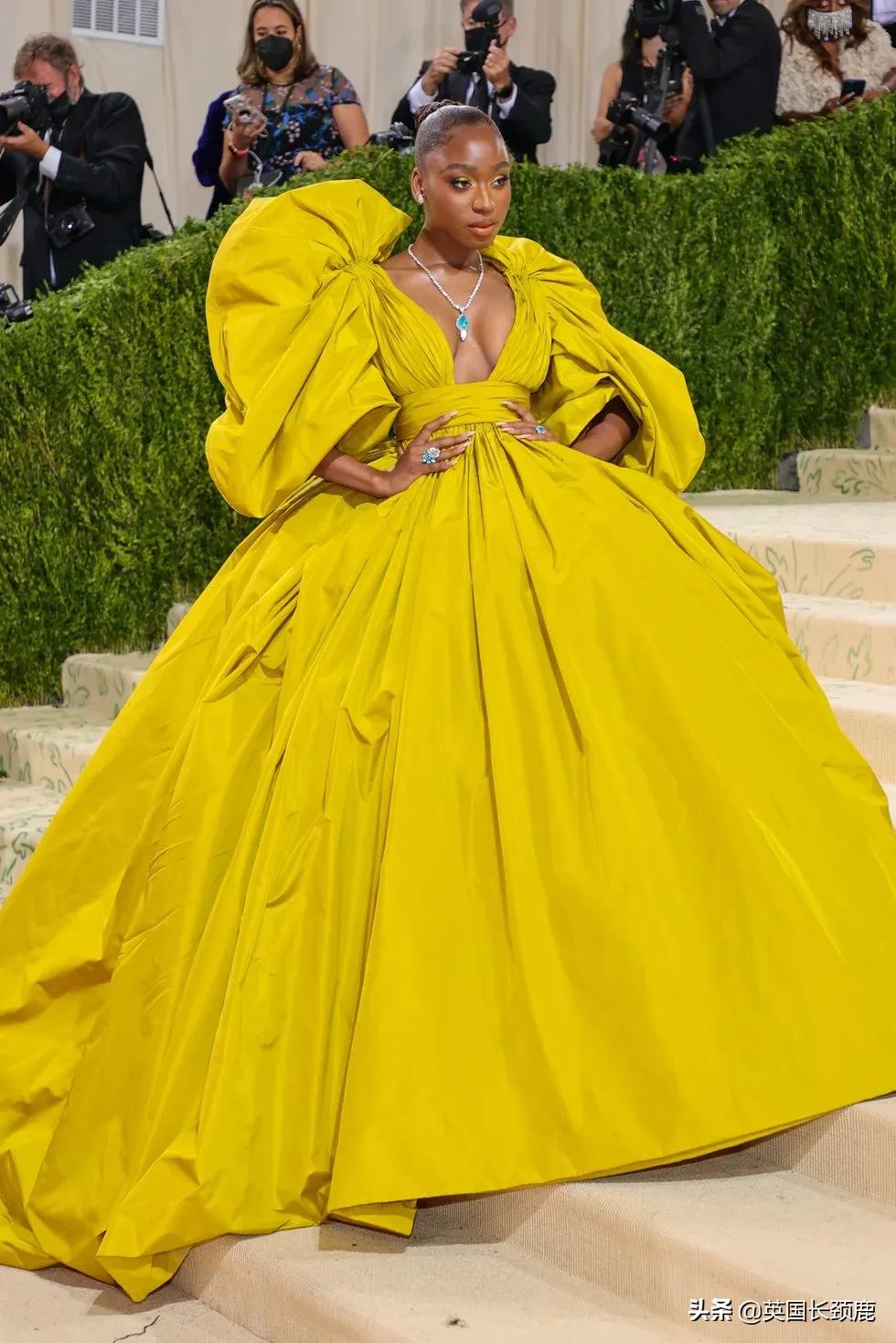 卡戴珊化身摄魂怪、碧梨赛白雪公主...今年METGALA妖魔鬼怪再出洞