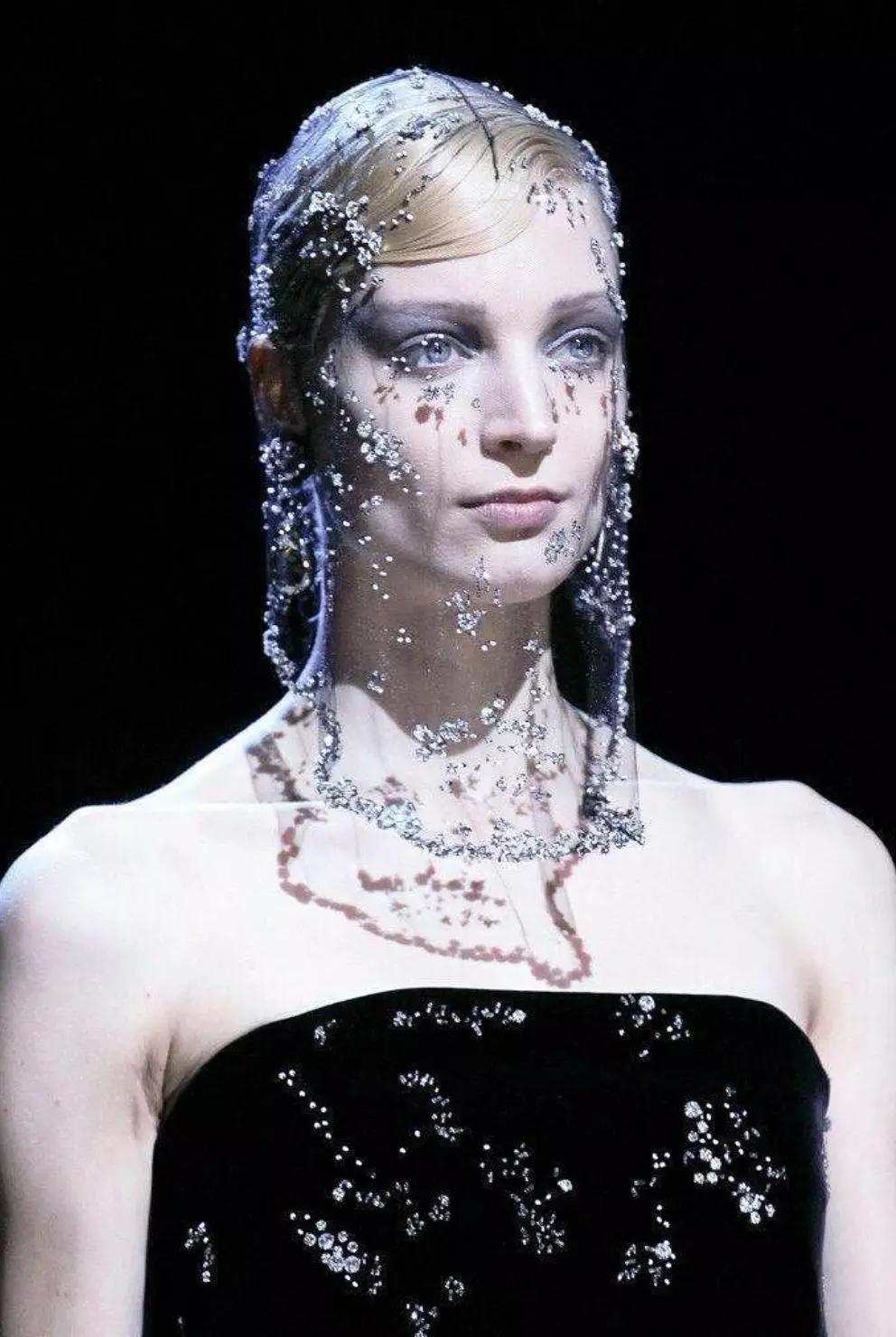 刘亦菲金裙子,刘亦菲穿一袭仙女裙现身活动