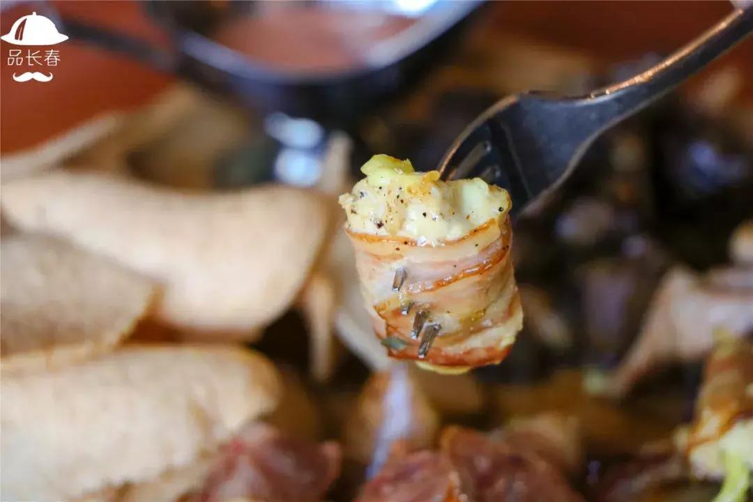 这家餐厅居然用外国大帅哥来吸引顾客