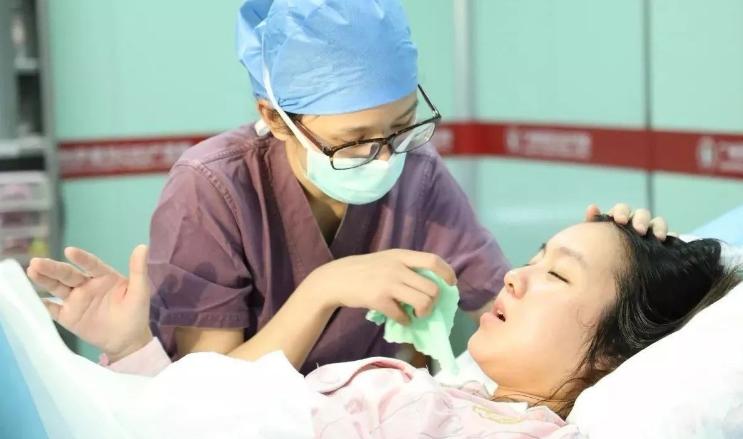 羊水破和见红哪个说明宝宝体质好,先破水还是先见红取决于什么