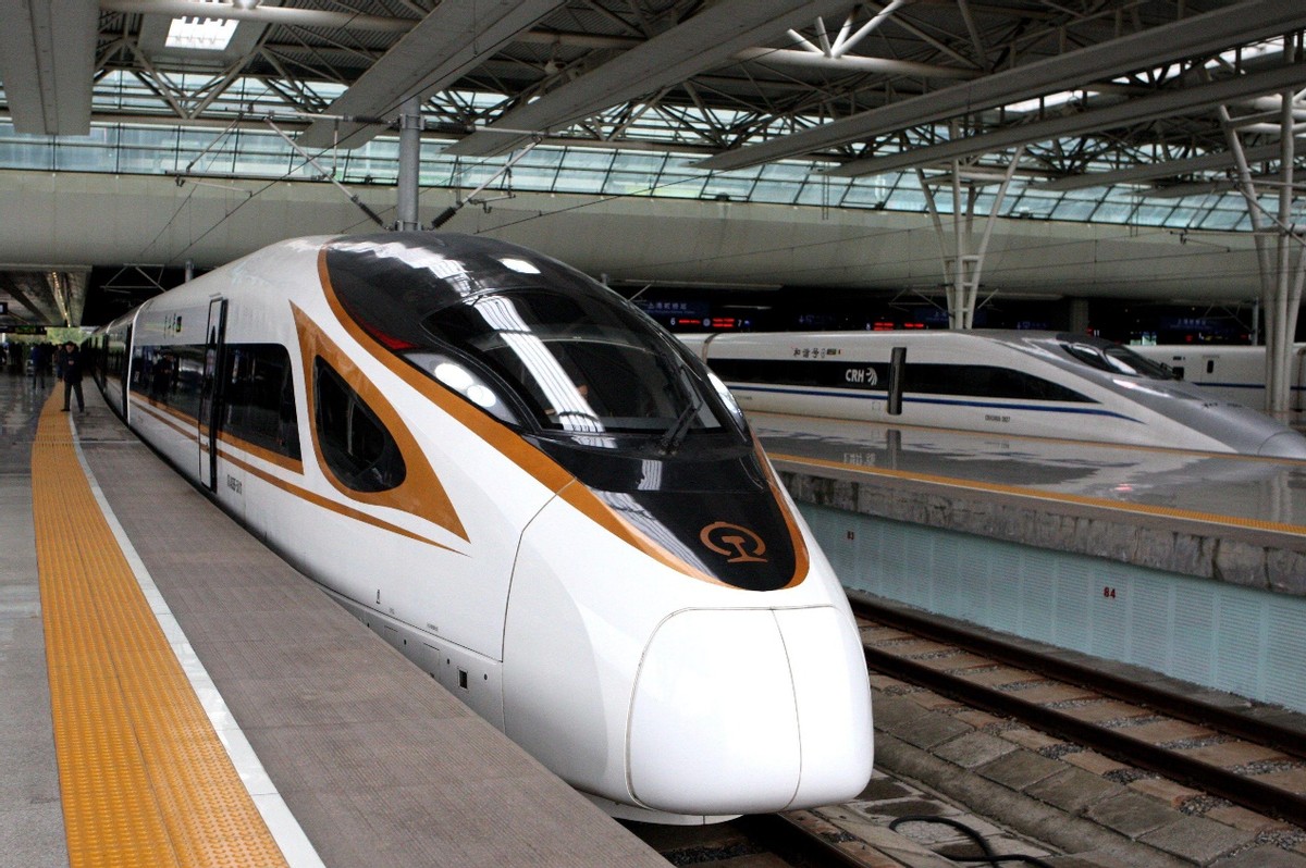 高铁这么快为啥不会飘,高铁这么快是靠人开吗
