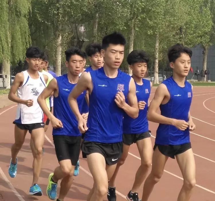 20岁小将王东辉半程“飚出”65分50秒，恩师郑凯谈中长跑基础训练