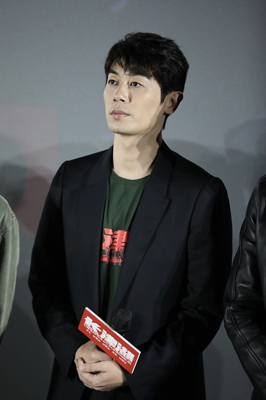 “指导员梅生”穿西装真有型，黑色西装配T恤，休闲随性，超帅