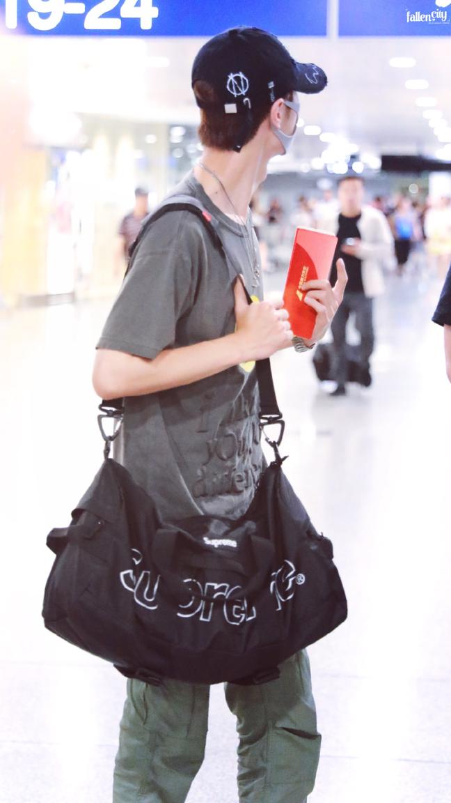 王一博同款包耐克黑色,王一博黑色耐克包细节