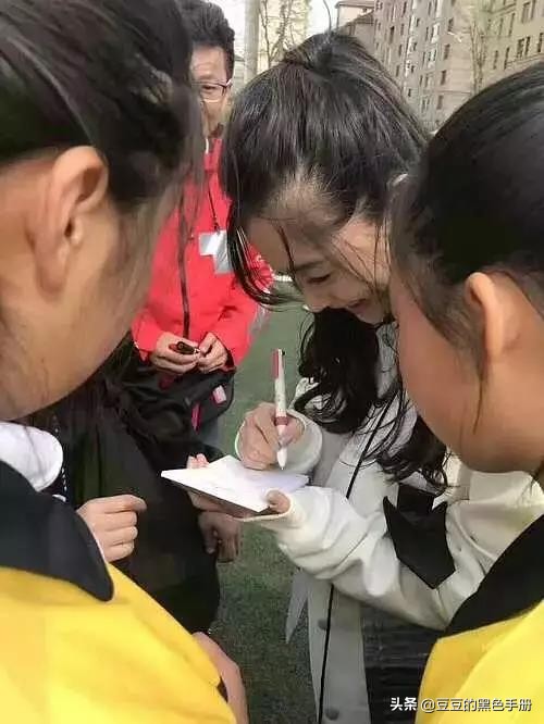 脑门大发际线高的女明星,大脸大脑门秃头女生适合的发型