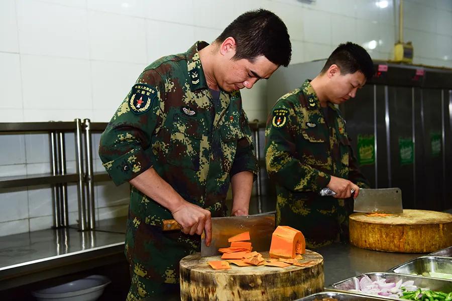 好奇！东风快递小哥居然收到了一份神秘快递