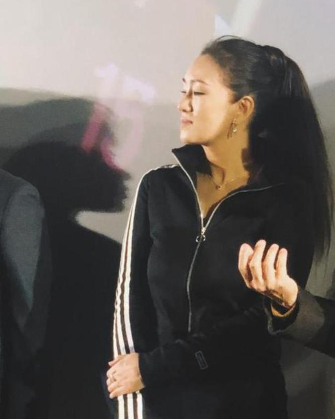 53岁巩俐牵手男友高调秀恩爱,巩俐跟丈夫牵手走红毯好甜蜜