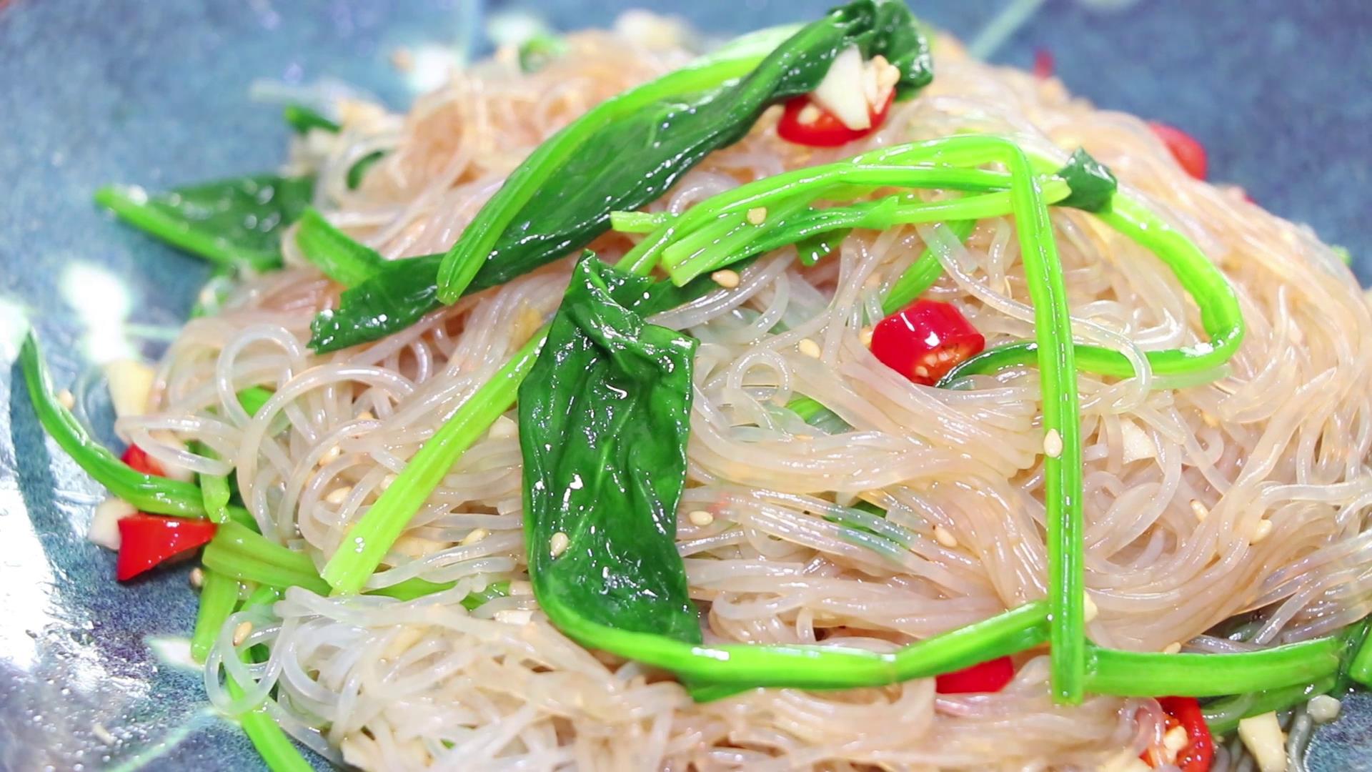 做凉拌菜粉丝,凉拌粉丝就这么一碗都不够吃