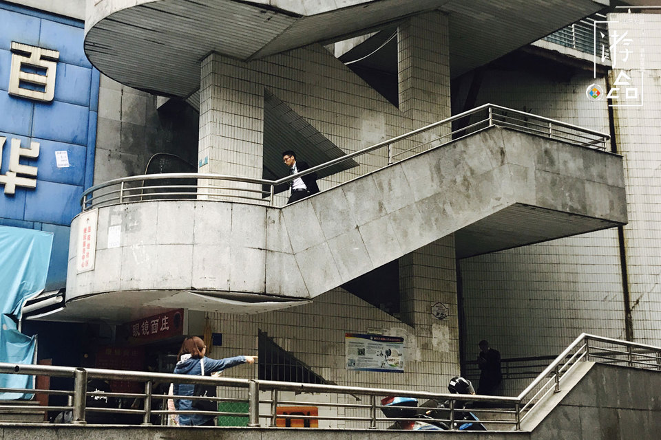 外国人看重庆8d魔幻城市光环广场,老外看七星岗莲花池