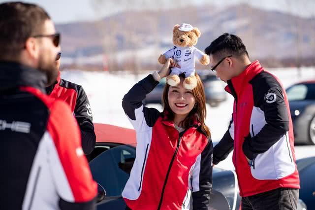 保时捷911冰面上漂移,保时捷汽车911玩雪