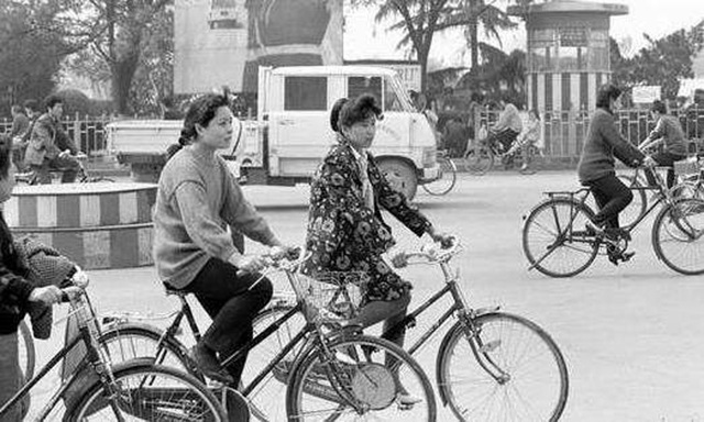 八十年代摩的,8090年代土豪摩托车