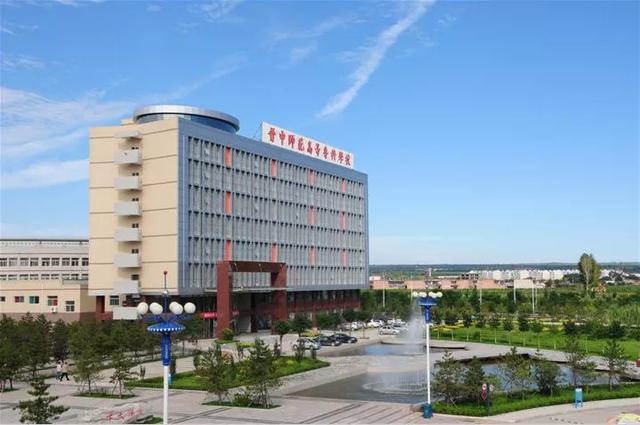 一个小城市，为什么挤着十多所大学？