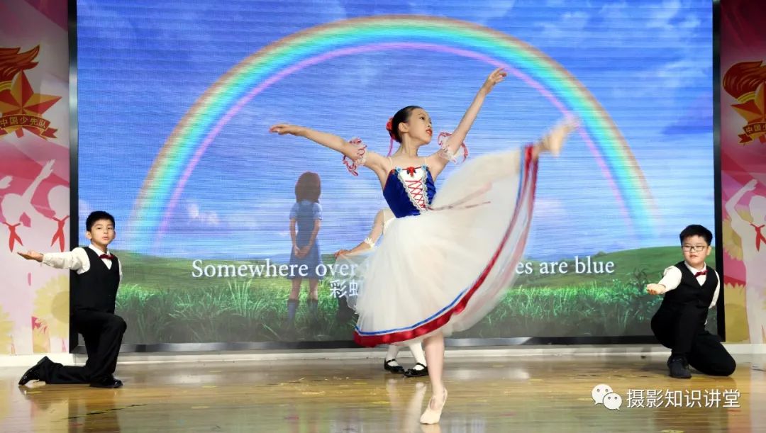 儿童摄影如何逗孩子拍入园照,儿童摄影周岁照拍摄技巧