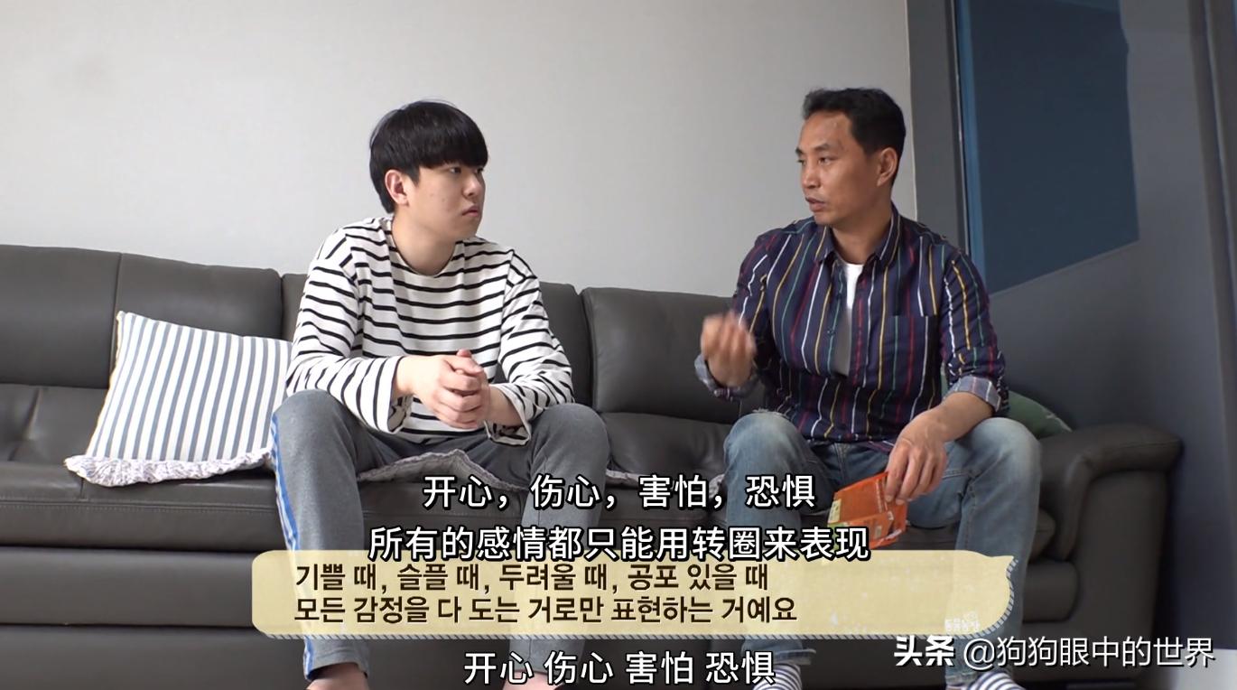 狗狗一直转圈圈还用爪子刨被子,狗狗每天都趴又拉又吐