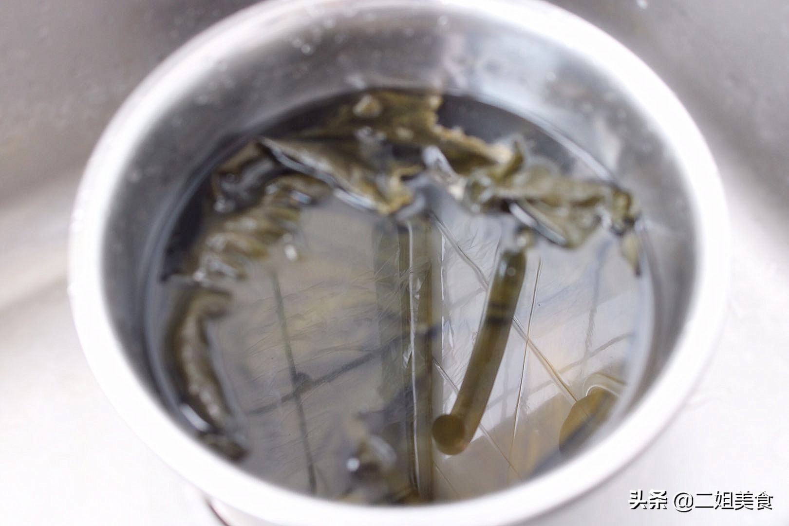 泡发海带时为什么要加海带,泡发海带用小苏打还是盐