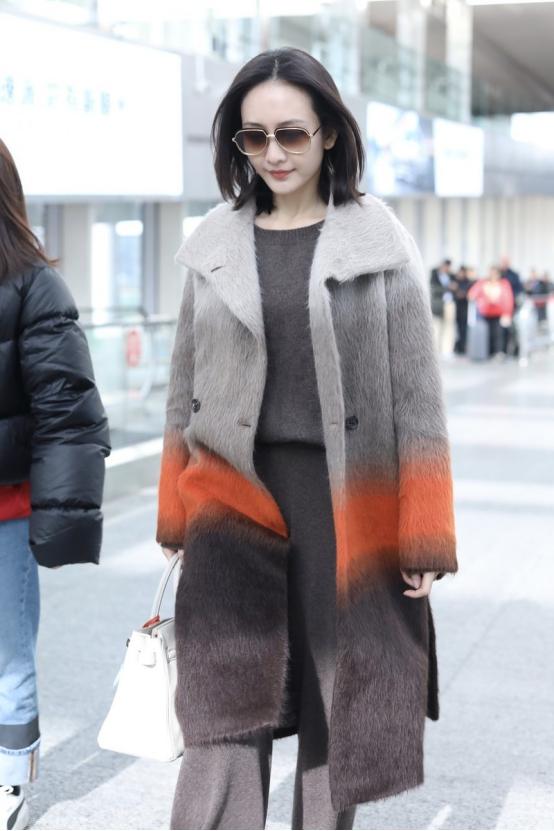 出门搭配衣服秋,王鸥夏季穿搭白色v领上衣