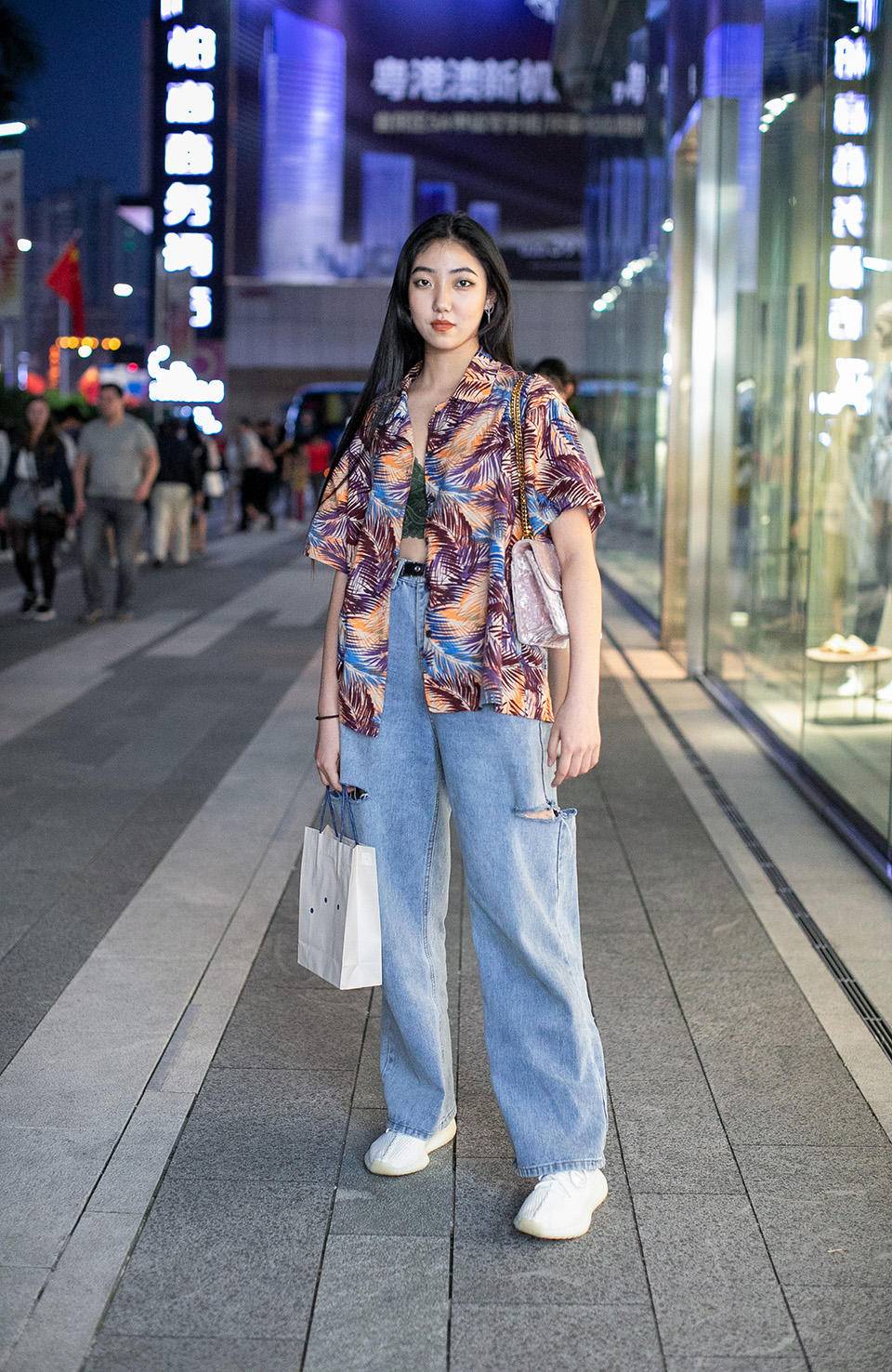 街拍夜晚潮人穿搭，时尚牛仔裤百搭不厌，黑色系搭配更具神秘优雅