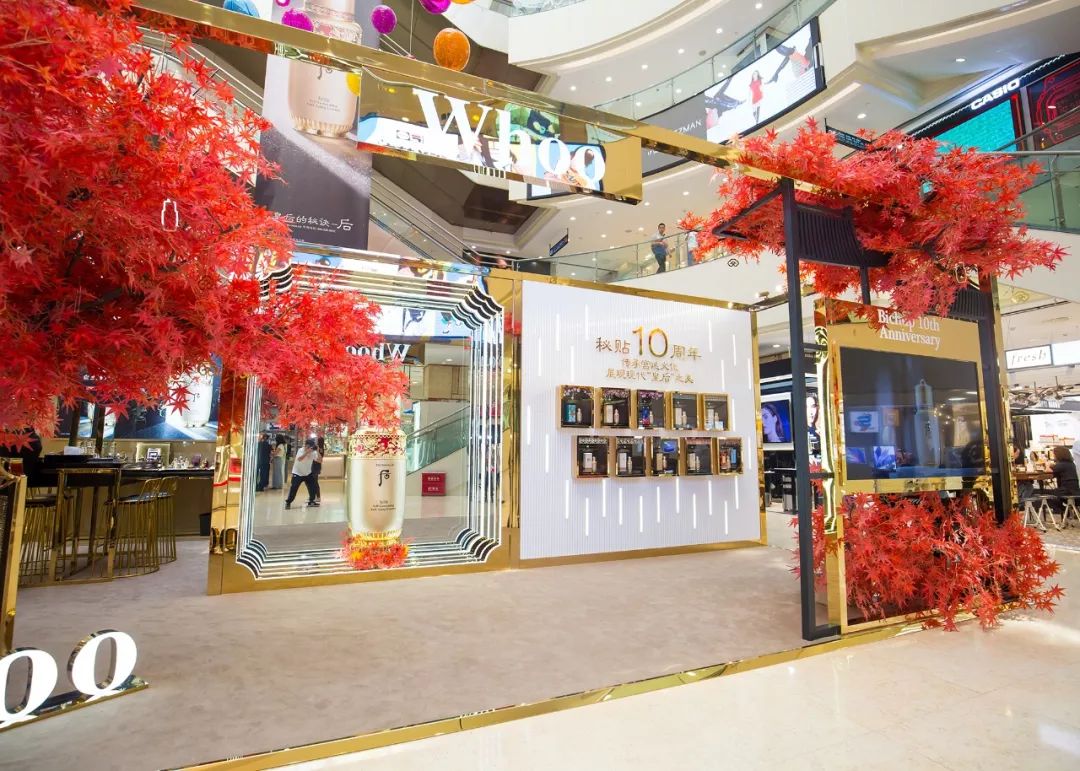 咦？武广惊现韩国宫廷秋日胜景，红枫环绕还有男模驻场