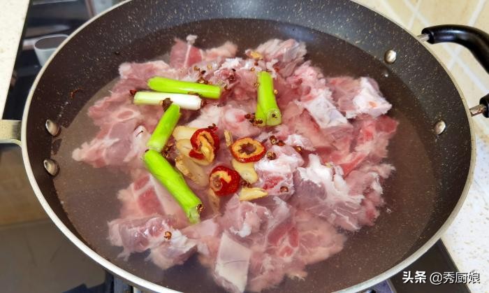 炖排骨汤直接下锅就错了,炖排骨先放了水了怎么办