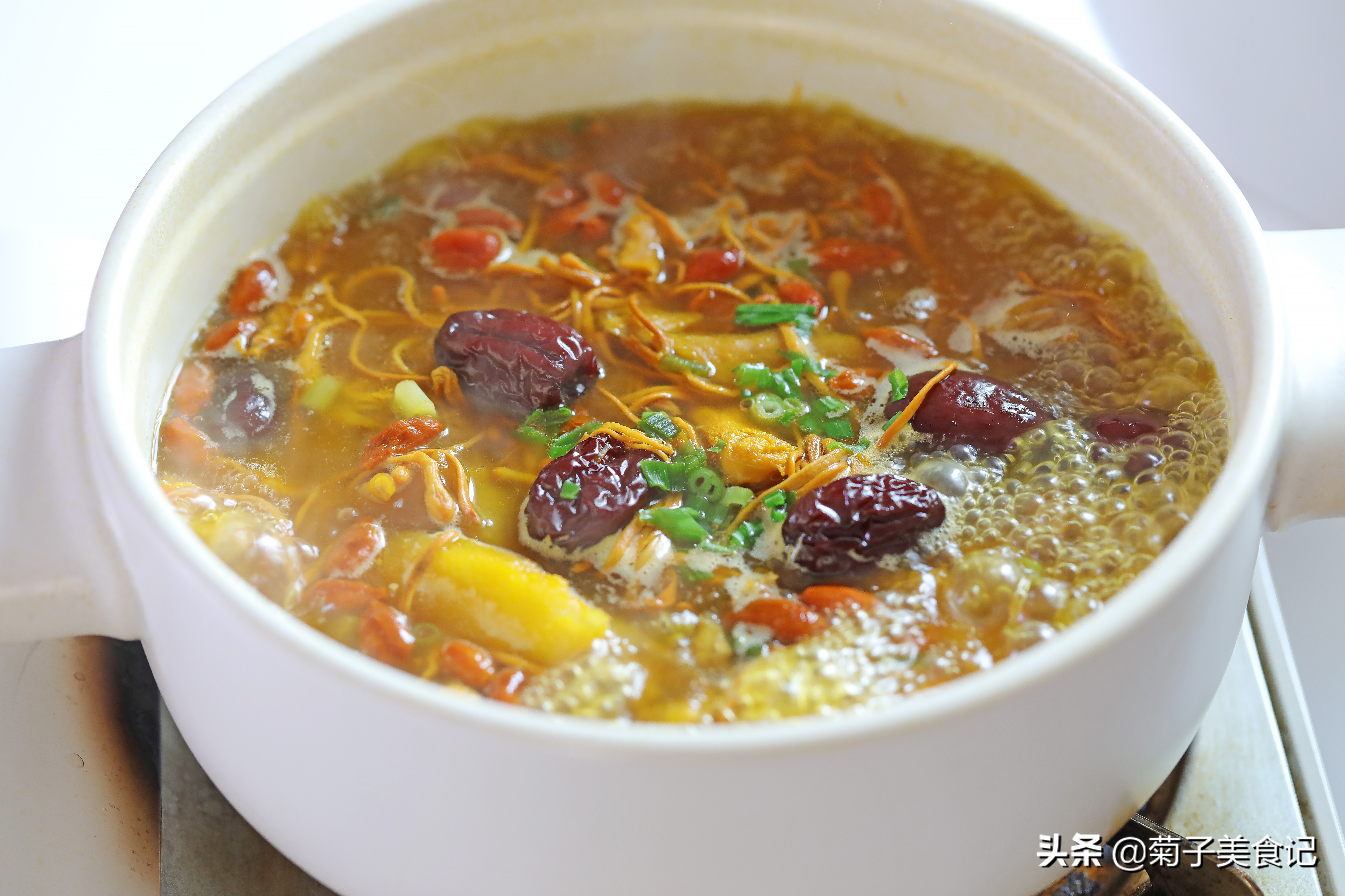 秋冬暖心暖胃美食虫草花香菇鸡汤,虫草花鸡汤夏天要温补