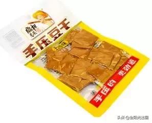 因为在脸书上分享躲避海关检查的小技巧，这个妹子悲剧了……