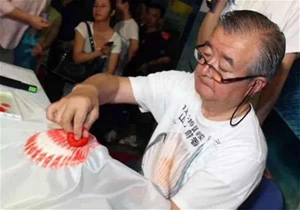 古代钓鱼爱好者记录“战绩”的鱼拓,变成了风靡全球的东方艺术