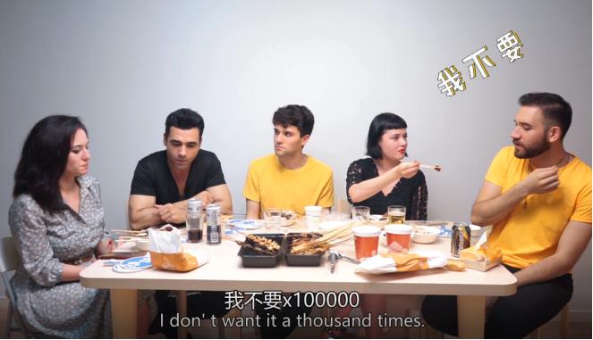 从拒绝到真香！外国人体验中国重口味宵夜，场面爆笑