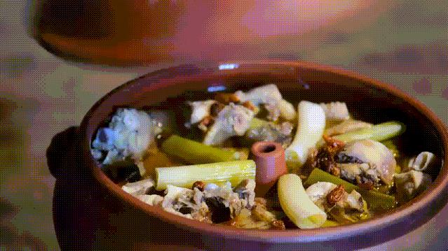 国宴汽锅鸡的做法,国宴名菜原汁原味汽锅鸡