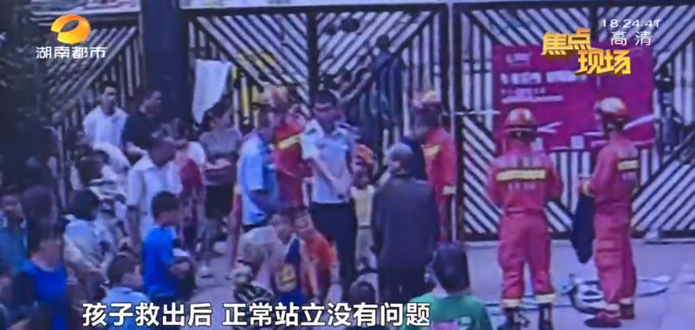 小区有这样的门一定要注意!长沙公园尚小区?8岁男童头卡围栏,着急回家结果被卡住了