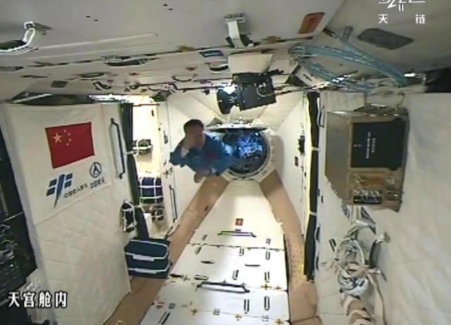 3名航天员太空生活还有多少,三位宇航员在太空舱氧气哪来的