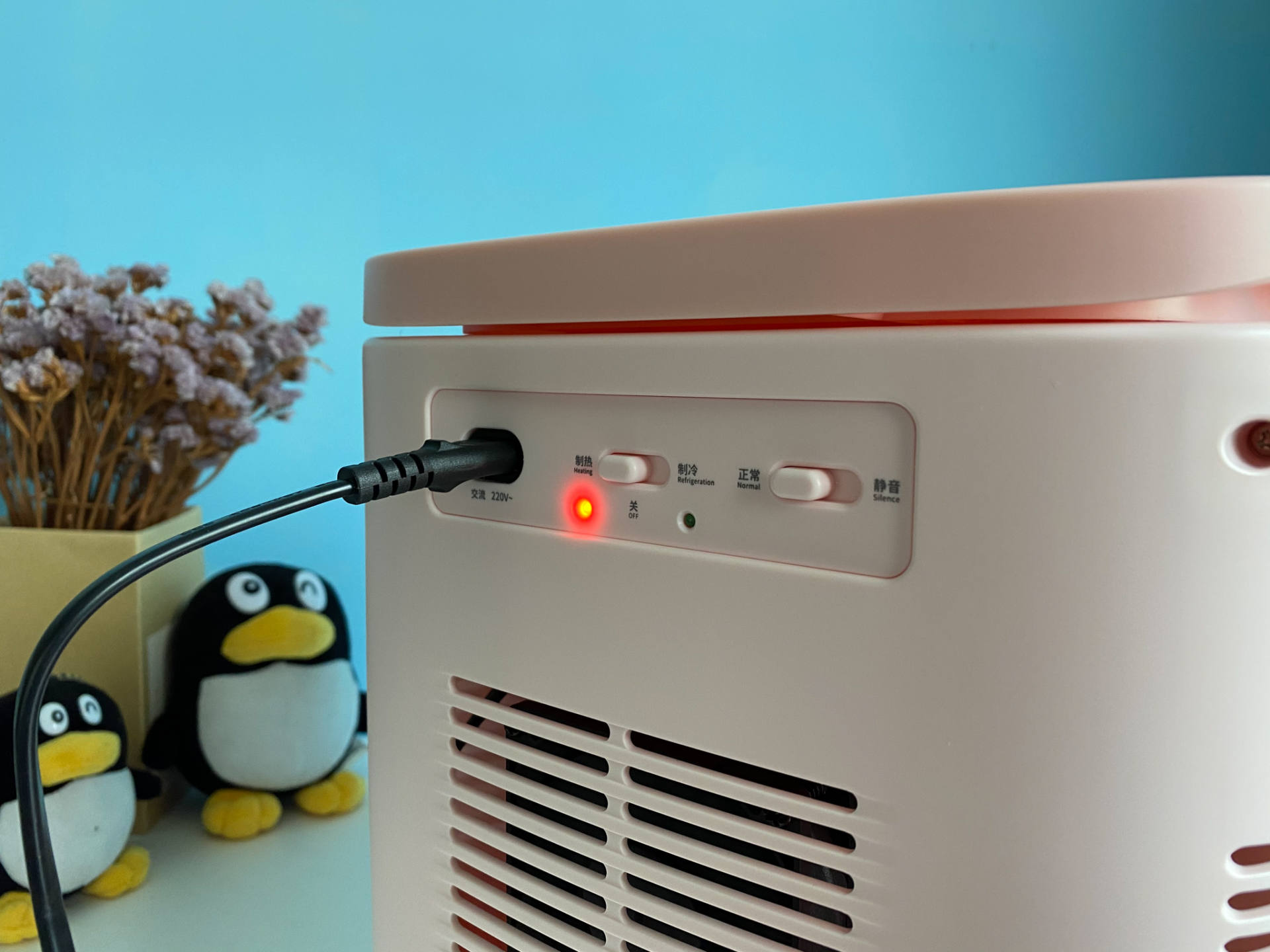 想要上班时随时喝上冷热饮?试试这款可放在桌面的小冰箱