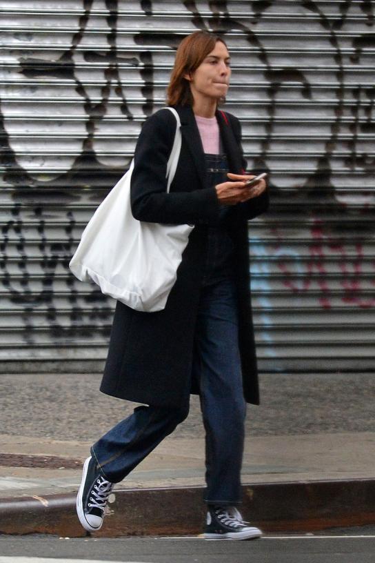 现在的斜挎帆布包还流行吗,还在背水桶包吗