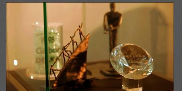 建议30岁以上女性：别穿牛仔裤配小白鞋，这些平底鞋选穿上更高级