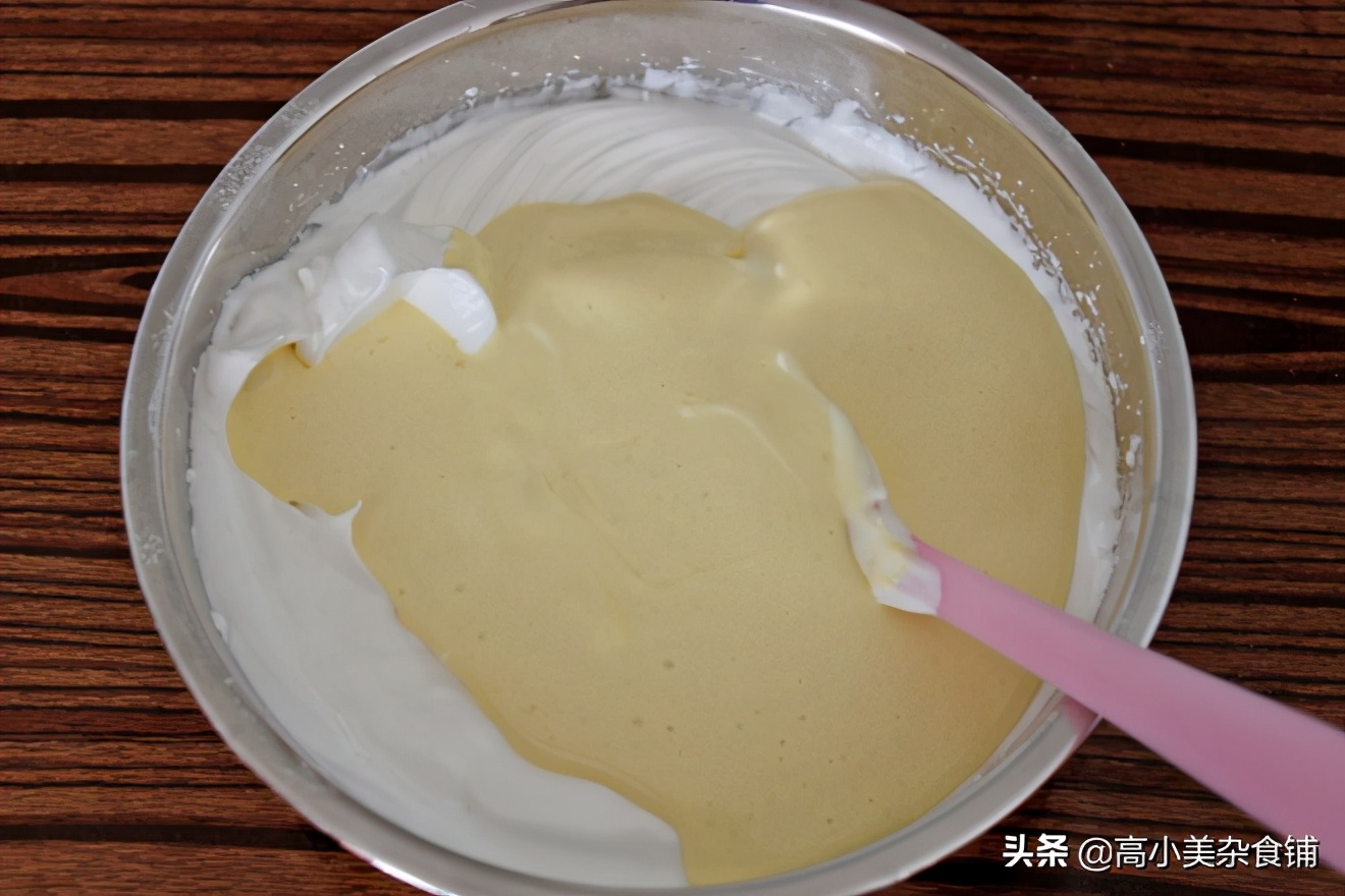 戚风蛋糕胚做奶油蛋糕的视频,水果奶油蛋糕的蛋糕胚