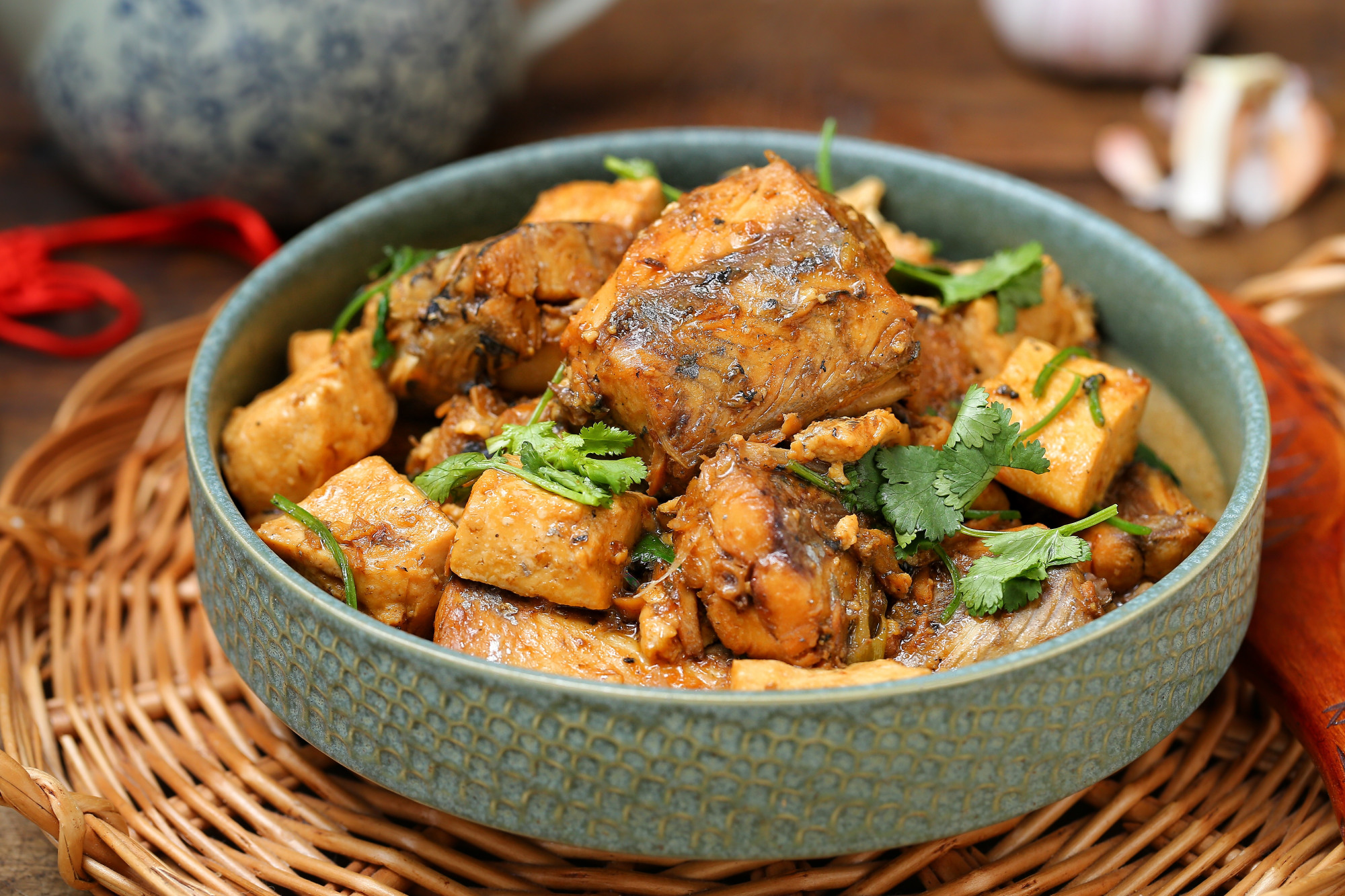 千炖豆腐万炖鱼的功效与作用,鲜香美味的鱼炖豆腐