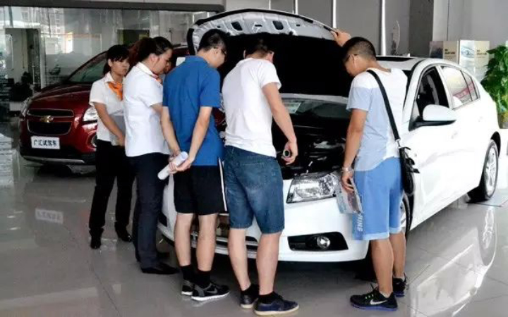 买低配车4s店给了高配车怎么办,买了中配车4s店给的高配怎么办