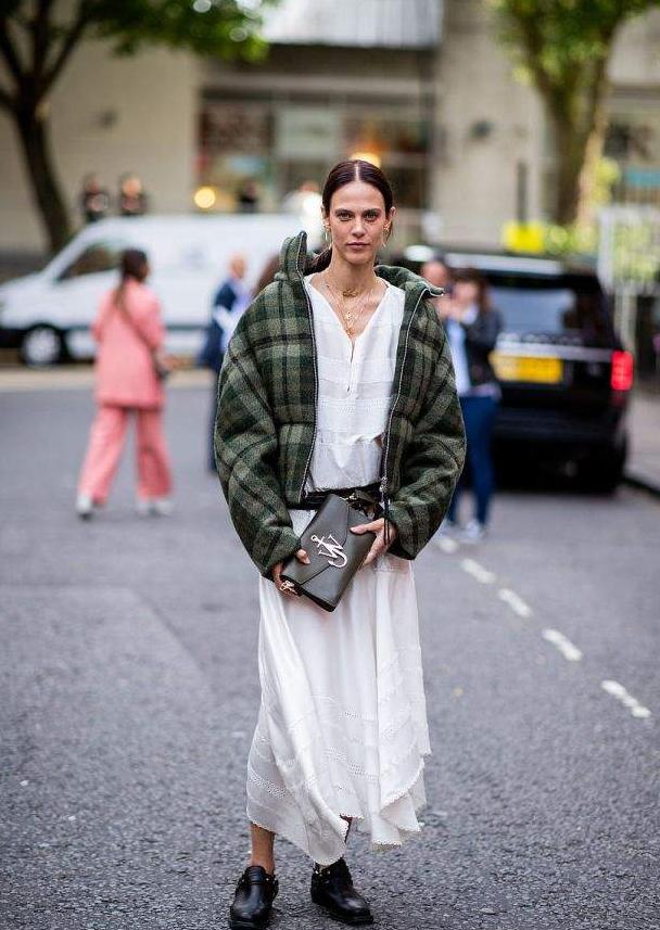 羽绒服穿上“不时髦”，时尚博主教你3招破解，洋气上档次