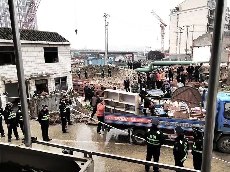 无锡一“*迁拆**户”滞留不搬官司打了三年被司法强制执行