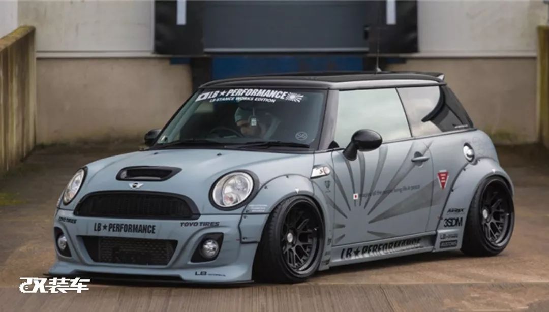 网友花费十几万，把MINI乡下人爆改成大脚怪