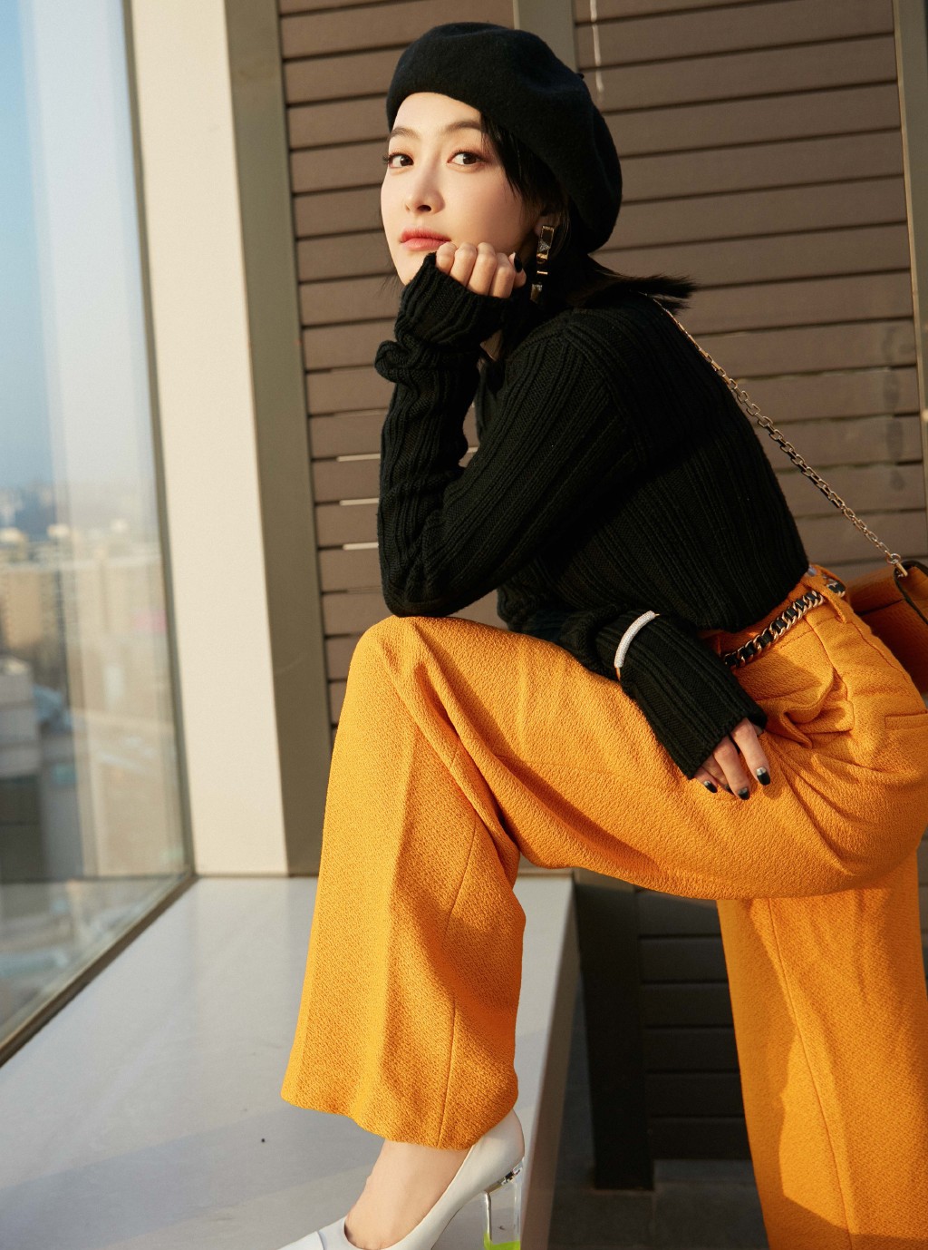 宋茜最新韩国之旅，短毛衣加橘色阔腿裤亮相，演绎都市女性风尚