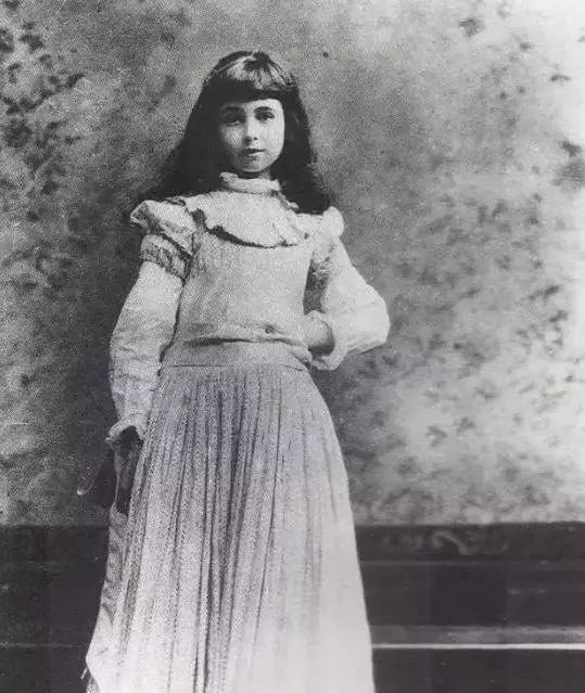 她是美国最富有的女人，却被丈夫冷落，她出轨，首相都为她求情