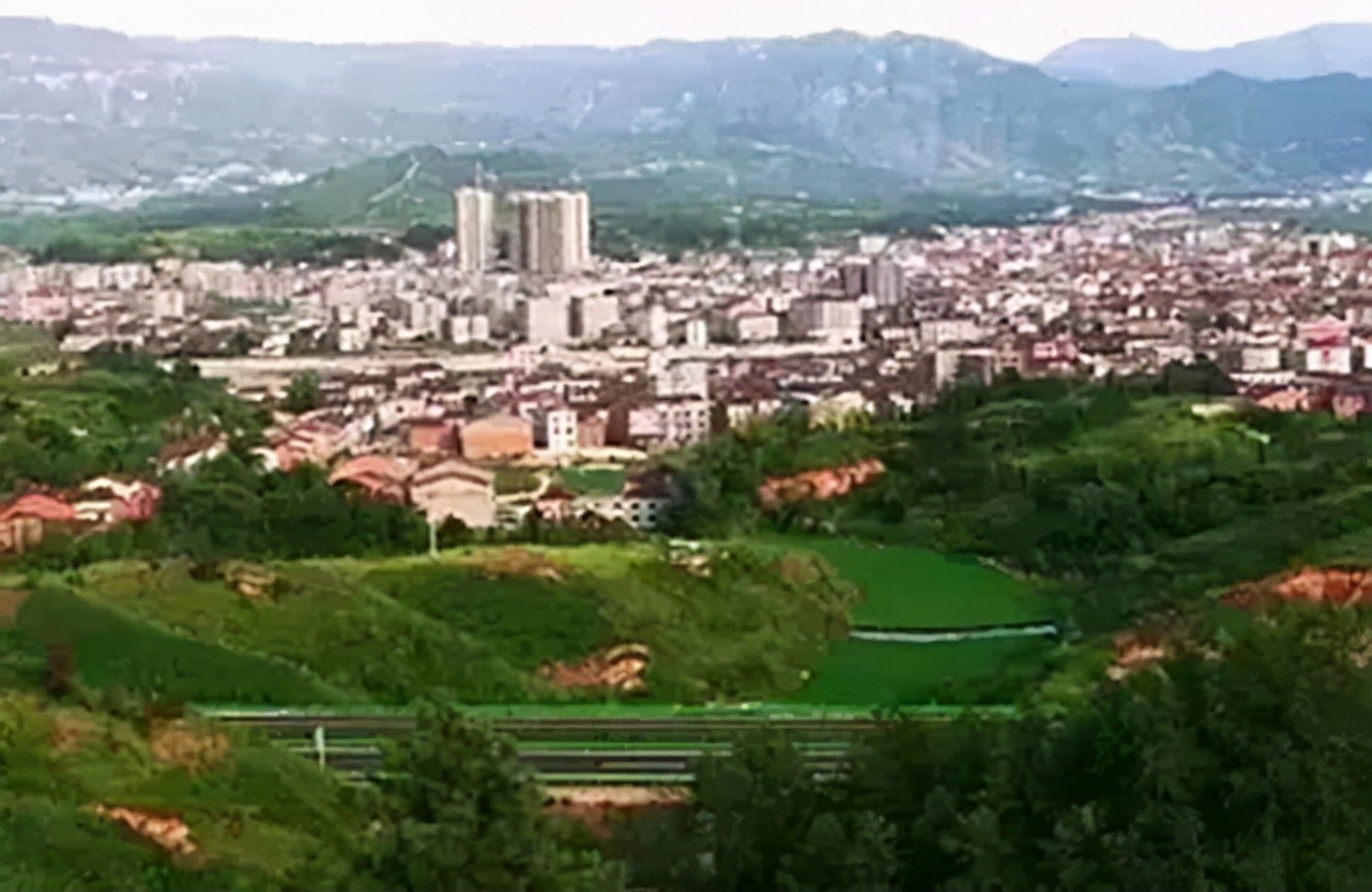 钟期光阔别30年回乡：磕头3次跪谢干父母救命之恩，奉上人参