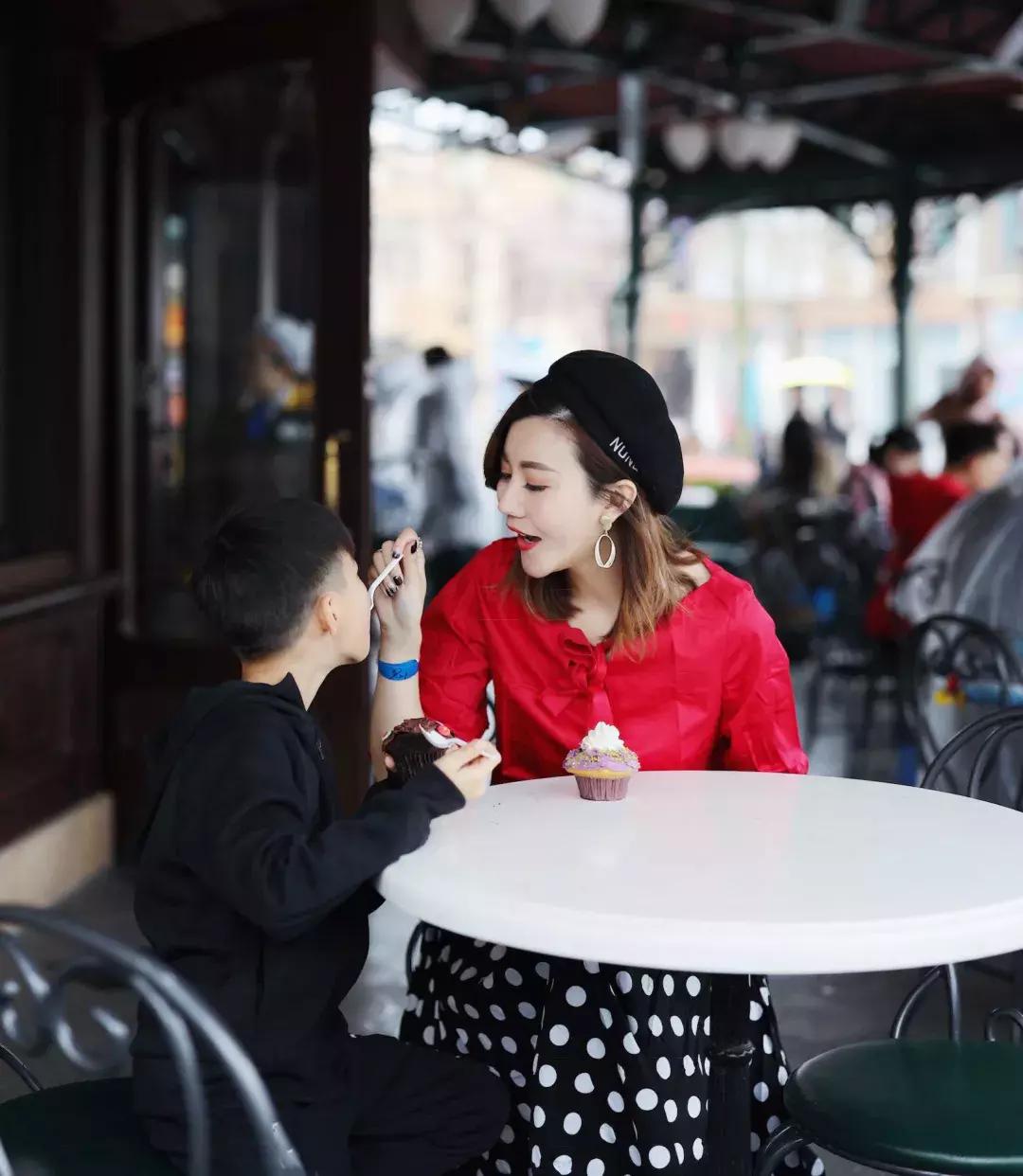 我们在上海迪士尼里玩耍了一天，发现穿的美才能玩的好！