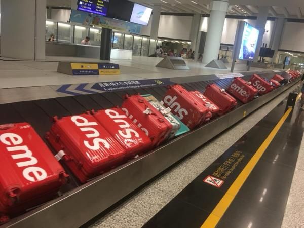 supreme大号行李箱,中国大妈在美国机场